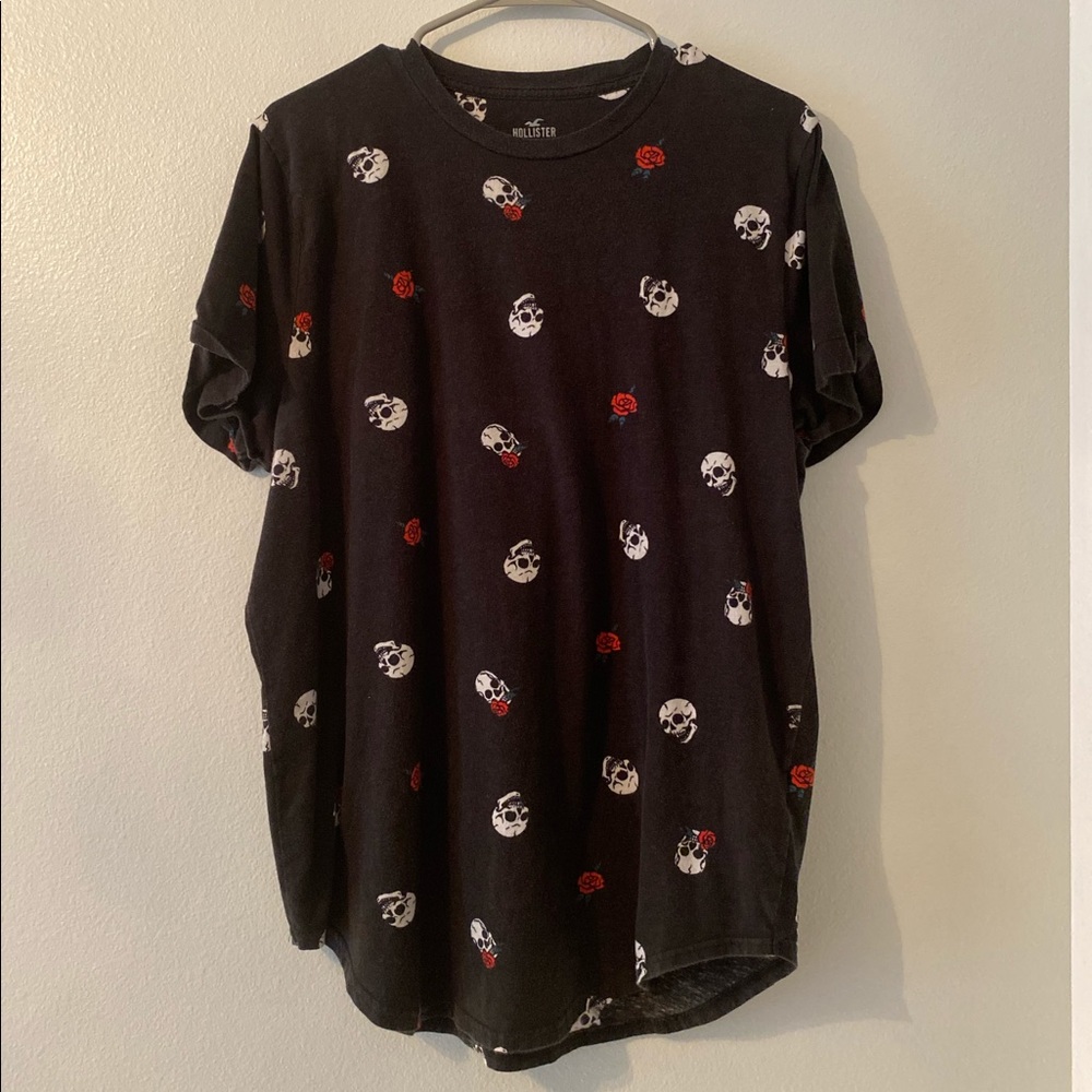 Men’s XL Hollister Curved Hem Skulls and Roses Tee